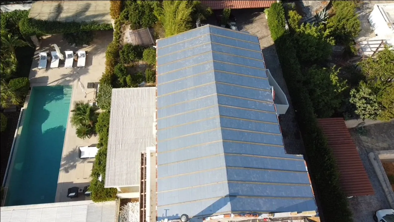 The sarking-method XPS insulation laid in continuous monolithic sheets across the new roof. Aerial view.